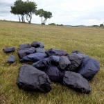 Envoltorios en papel de seda de piedras encontradas en el lugar. Silk paper wrapper of stones found at the site.