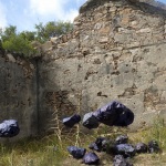 Envoltorios en papel de seda de piedras encontradas en el lugar. Silk paper wrapper of stones found at the site.